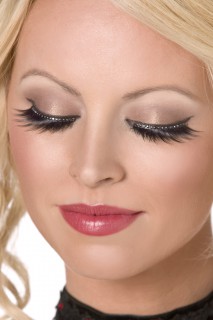 Falsche Wimpern mit Kristallen
